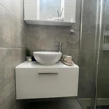 Glamorous, Renovated 3-bedroom In *