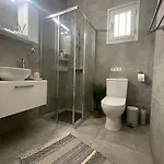 Glamorous, Renovated 3-bedroom In Lejlighed