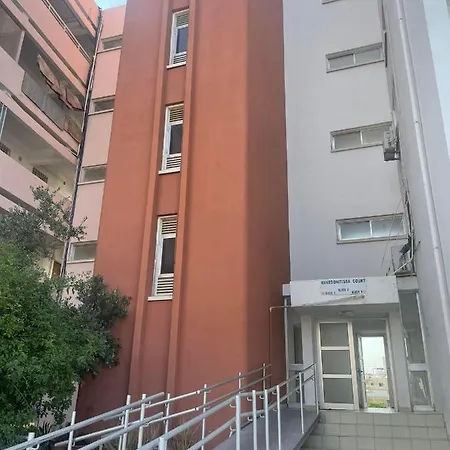 Glamorous, Renovated 3-bedroom In * Нікосія