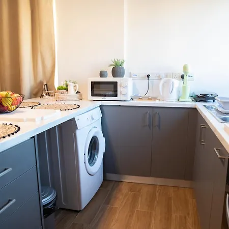 Glamorous, Renovated 3-bedroom In 니코시아