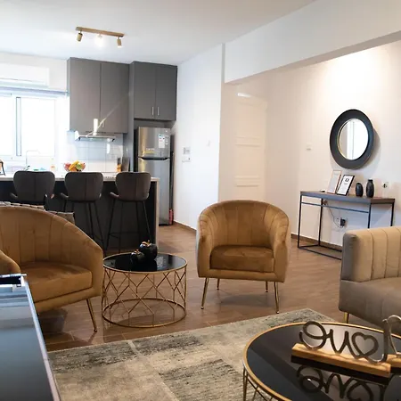 Glamorous, Renovated 3-bedroom In 아파트 니코시아