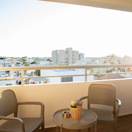 Apartment Glamorous, Renovated 3-bedroom In