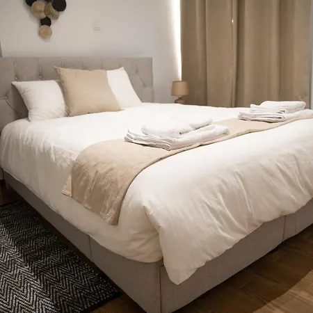 Glamorous, Renovated 3-bedroom In 아파트 *