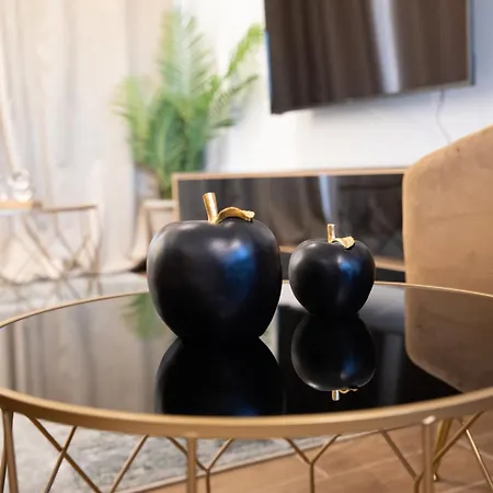 Apartment Glamorous, Renovated 3-bedroom In *