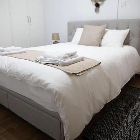 Апартаменти Glamorous, Renovated 3-bedroom In