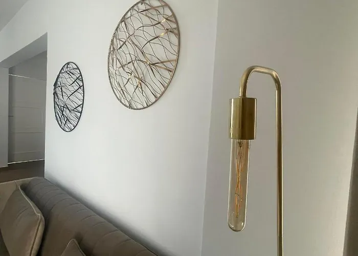 Glamorous, Renovated 3-bedroom In *