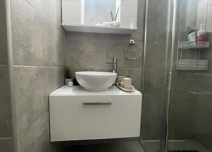 Glamorous, Renovated 3-bedroom In *