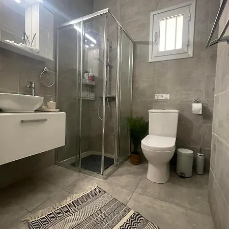 Glamorous, Renovated 3-bedroom In Apartamento